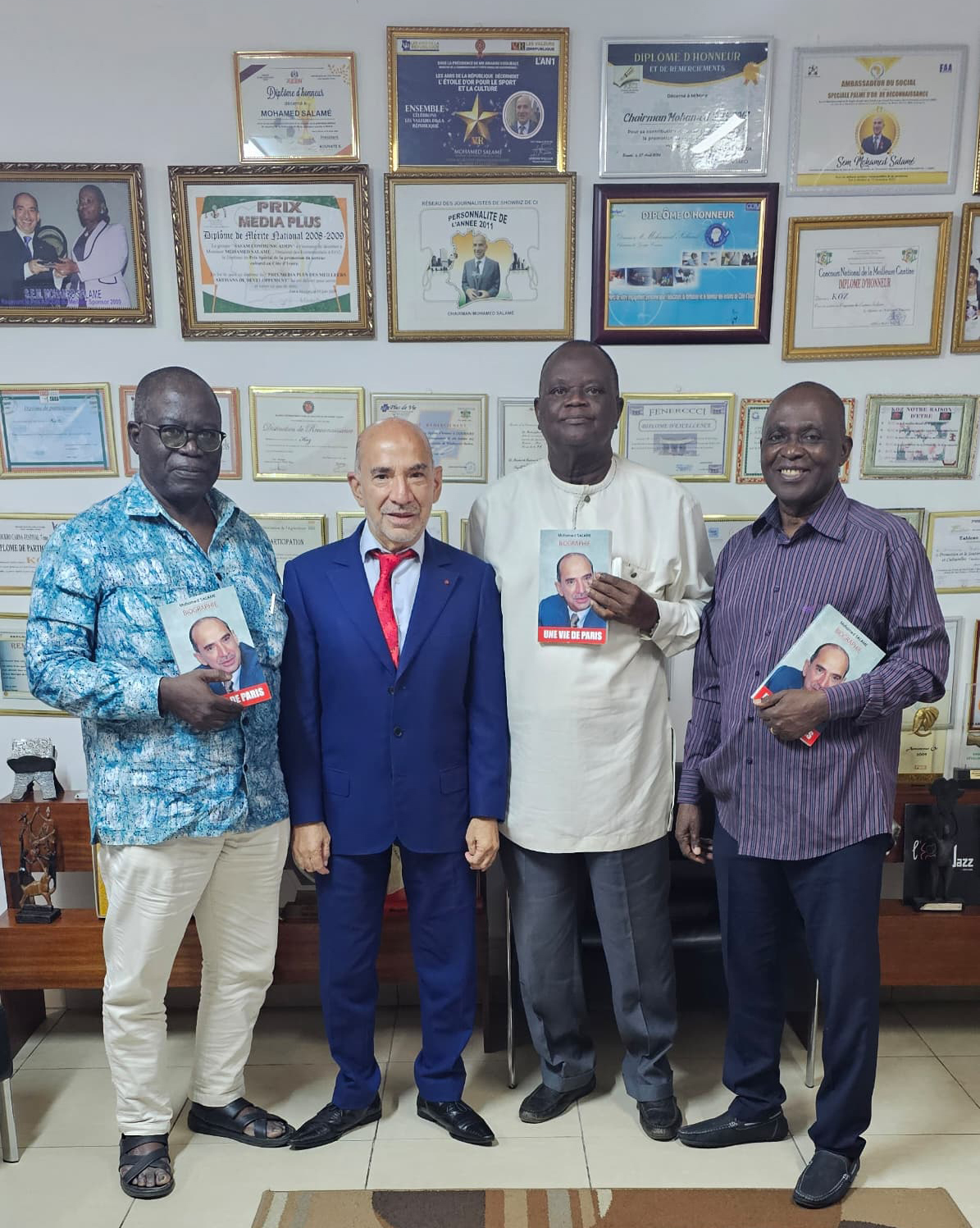 CÔTE D’IVOIRE : Retrouvailles émouvantes : Trois dinosaures de la presse sportive ivoirienne rendent visite à Chief Mohamed Salamé. 
